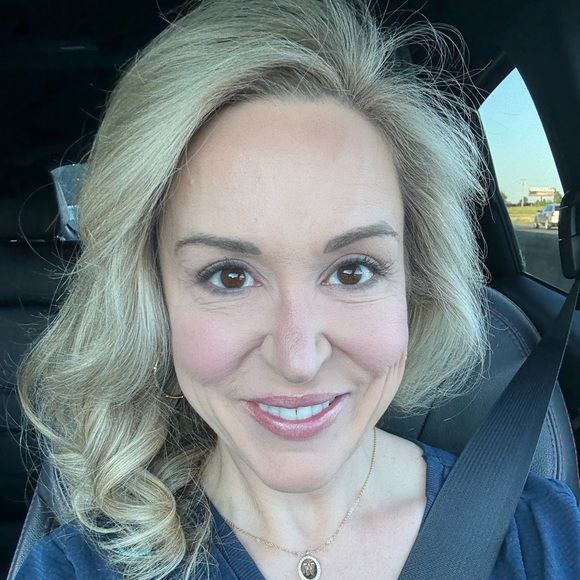 Meet your Posher, Stephanie - Picture 2 of 2